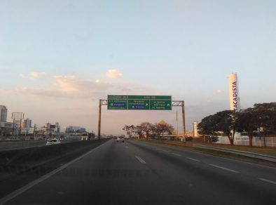 Mulher morre atropelada na Dutra em Caçapava e motorista foge sem prestar socorro