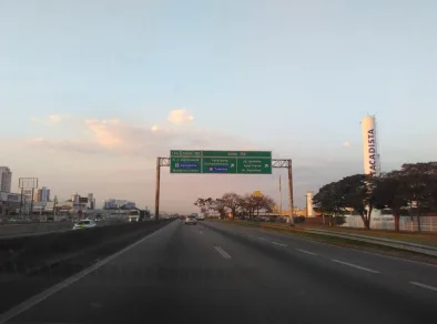 Colisão na Dutra próximo a Unip em São José deixa carro destruído