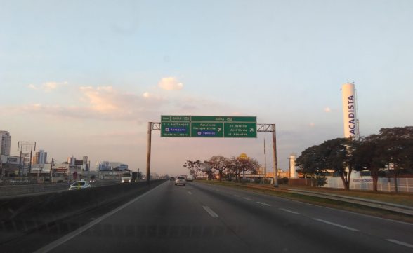 Mulher morre atropelada na Dutra em Caçapava e motorista foge sem prestar socorro
