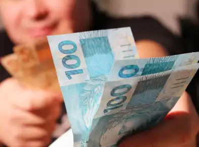 Imprevistos e dívidas motivam 70% dos pedidos de empréstimo no Brasil e especialista faz alerta