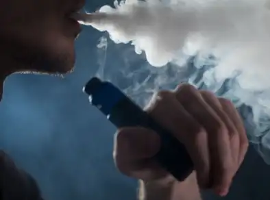 Tabagismo volta a crescer no Brasil com alta entre jovens e boom dos cigarros eletrônicos