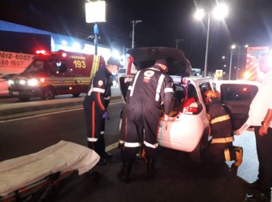 Mulher fica ferida após acidente de carro na Av. José Herculano em Caraguatatuba