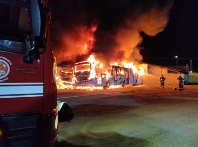 Vídeo mostra incêndio de grandes proporções que destruiu 17 ônibus em Caraguatatuba