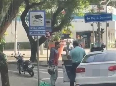Em briga de trânsito, motorista arrasta moto na região central de São José 