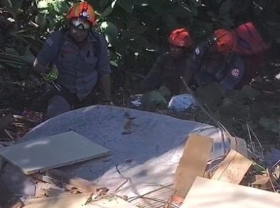 Idoso é resgatado de rapel após carro cair em ribanceira de 25 metros em Ubatuba 