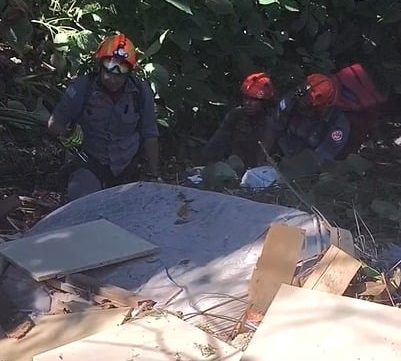 Idoso é resgatado de rapel após carro cair em ribanceira de 25 metros em Ubatuba 