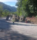Caminhão carregado de areia tomba na serra antiga da Tamoios; Motorista…