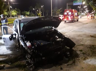 Homem fica em estado grave após colidir o carro em muro em Caraguatatuba 