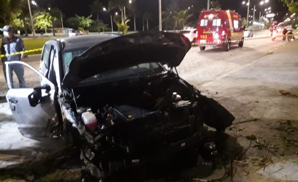 Homem fica em estado grave após colidir o carro em muro em Caraguatatuba 
