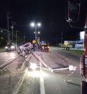 Carro colide contra poste na SP-55 em Caraguatatuba e fica suspenso…
