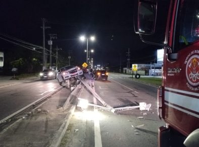 Carro colide contra poste na SP-55 em Caraguatatuba e fica suspenso sobre guard rail  