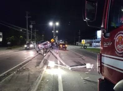 Carro colide contra poste na SP-55 em Caraguatatuba e fica suspenso sobre guard rail  