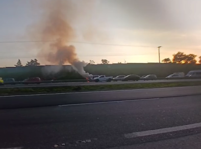 Incêndio atinge caminhonete na Tamoios e mobiliza bombeiros em São José  