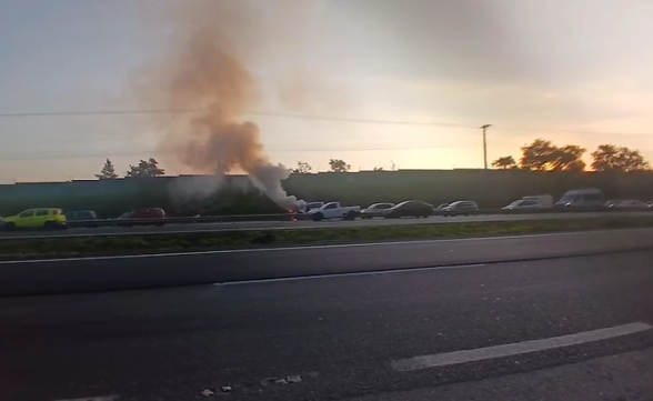 Incêndio atinge caminhonete na Tamoios e mobiliza bombeiros em São José  
