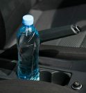 Deixar garrafa de água no carro em dias quentes é perigoso? 