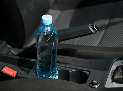 Deixar garrafa de água no carro em dias quentes é perigoso? 