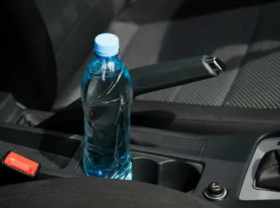Deixar garrafa de água no carro em dias quentes é perigoso? 
