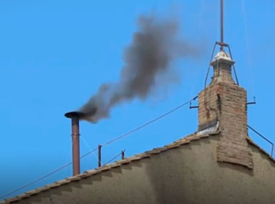 Conclave 2º dia: fumaça preta sobe no Vaticano  
