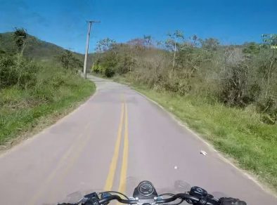 Carro cai em ribanceira e deixa 4 feridos em estrada de Monteiro Lobato