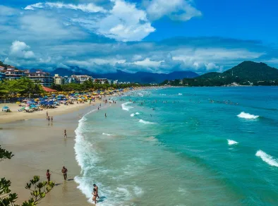 Turista morre afogado enquanto surfavava na Praia Grande em Ubatuba  