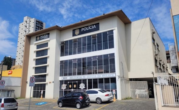 Homem é preso por tentar esfaquear e enforcar a esposa em São José  