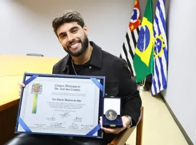 Yuri Alberto, atacante do Corinthians, recebe medalha de mérito esportivo em São José  