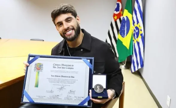 Yuri Alberto, atacante do Corinthians, recebe medalha de mérito esportivo em São José  