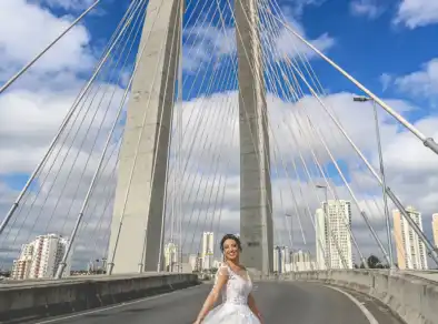 Dá pra casar na ponte? Influenciadora faz ensaio de noiva no Arco da Inovação e engana até os amigos