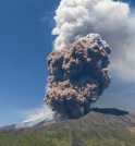 Vídeo mostra turistas fugindo durante erupção do vulcão Etna na Itália 