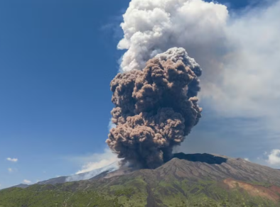 Vídeo mostra turistas fugindo durante erupção do vulcão Etna na Itália 