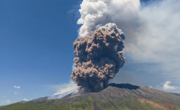 Vídeo mostra turistas fugindo durante erupção do vulcão Etna na Itália 