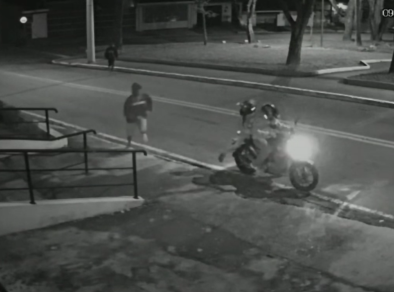 Moto é roubada por 4 homens em frente a restaurante de São José 