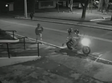 Moto é roubada por 4 homens em frente a restaurante de São José 