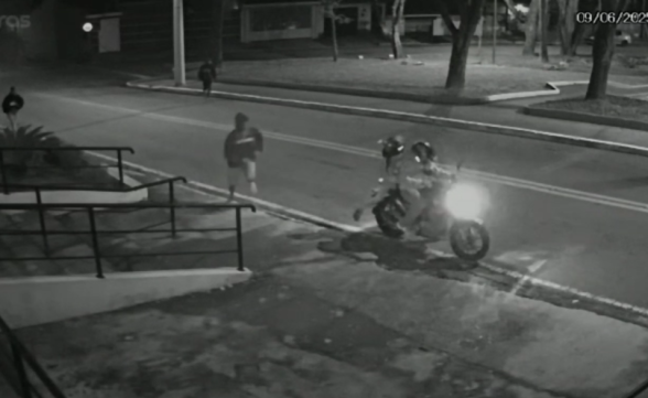 Moto é roubada por 4 homens em frente a restaurante de São José 
