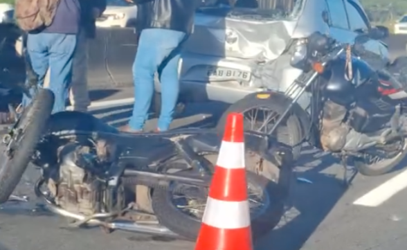 Acidente entre carro e moto deixa dois feridos na Dutra em São José 