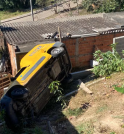 Homem rouba carro dos Correios, perde o controle e cai em…