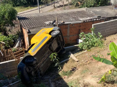 Homem rouba carro dos Correios, perde o controle e cai em ribanceira em São José 