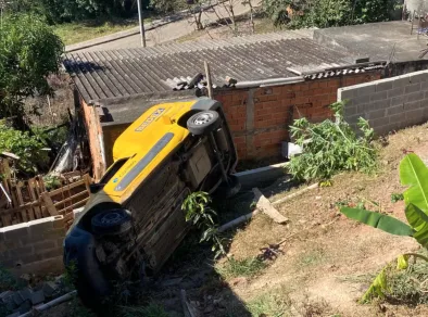 Homem rouba carro dos Correios, perde o controle e cai em ribanceira em São José 