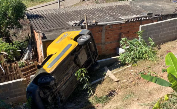 Homem rouba carro dos Correios, perde o controle e cai em ribanceira em São José 