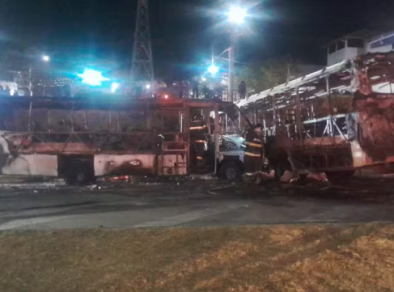 Ônibus e micro-ônibus são incendiados em Jacareí; um homem foi preso 
