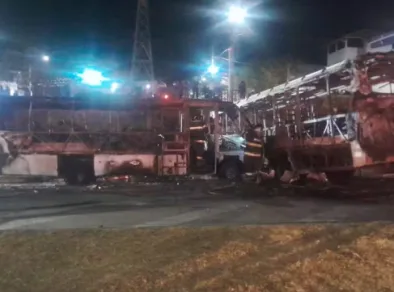 Ônibus e micro-ônibus são incendiados em Jacareí; um homem foi preso 