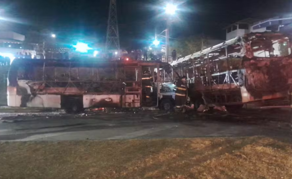 Ônibus e micro-ônibus são incendiados em Jacareí; um homem foi preso 