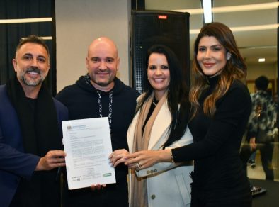 Evandro Alonso comemora aniversario entre amigos e familiares e recebe presente especial