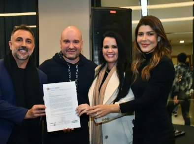 Evandro Alonso comemora aniversario entre amigos e familiares e recebe presente especial