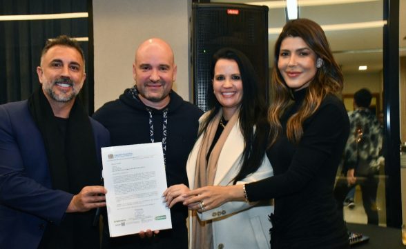 Evandro Alonso comemora aniversario entre amigos e familiares e recebe presente especial