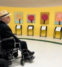Ex-narrador esportivo Osmar Santos apresenta exposição acessível no Museu da Inclusão