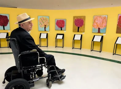 Ex-narrador esportivo Osmar Santos apresenta exposição acessível no Museu da Inclusão