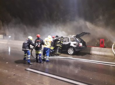 Carro pega fogo no túnel da Tamoios em Caraguatatuba  