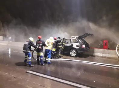 Carro pega fogo no túnel da Tamoios em Caraguatatuba  