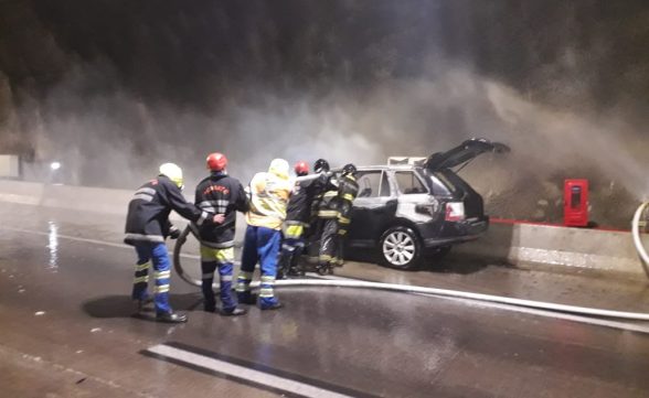 Carro pega fogo no túnel da Tamoios em Caraguatatuba  